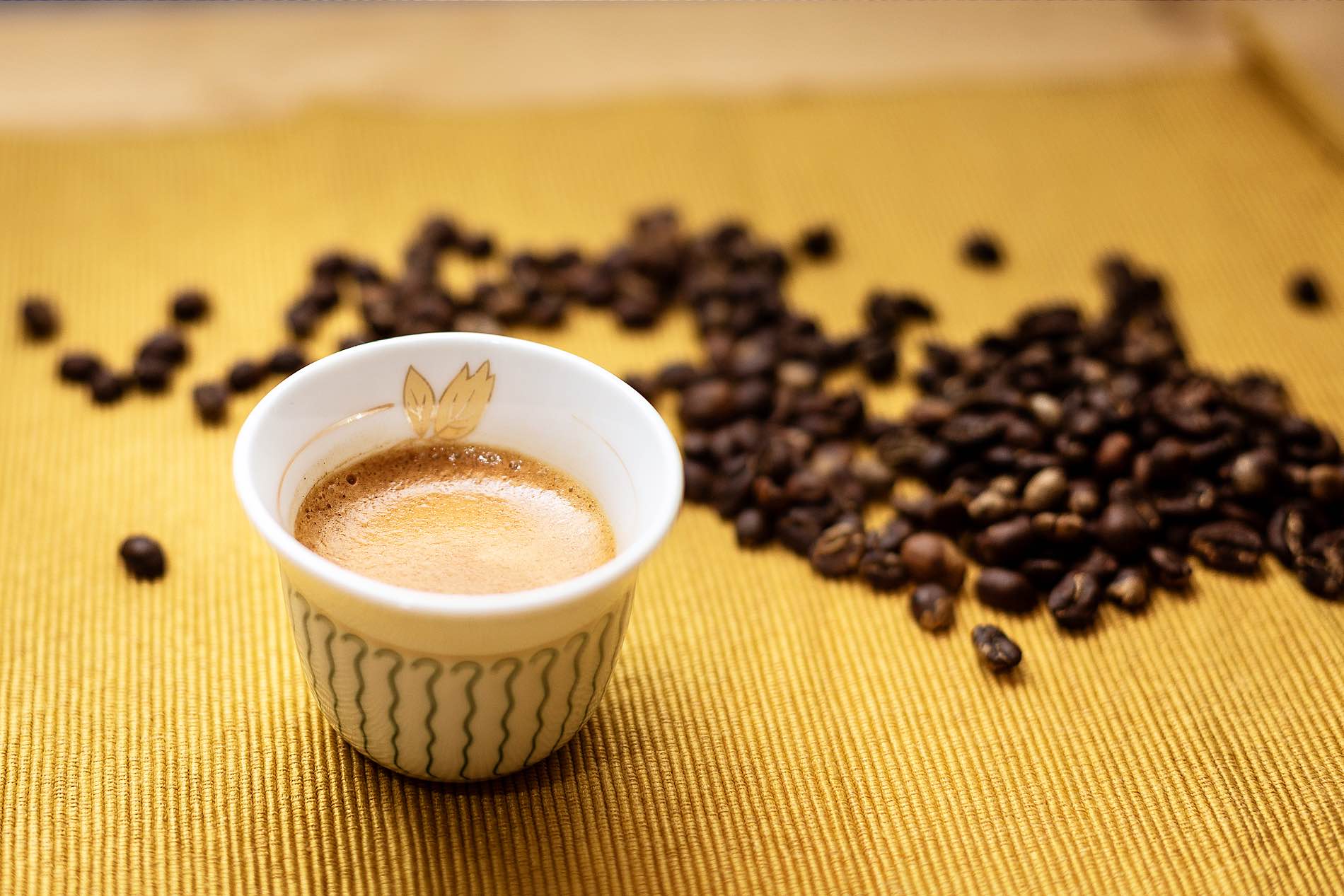 Foto von Kaffeebohnen und einer Mini-Tasse Kaffee