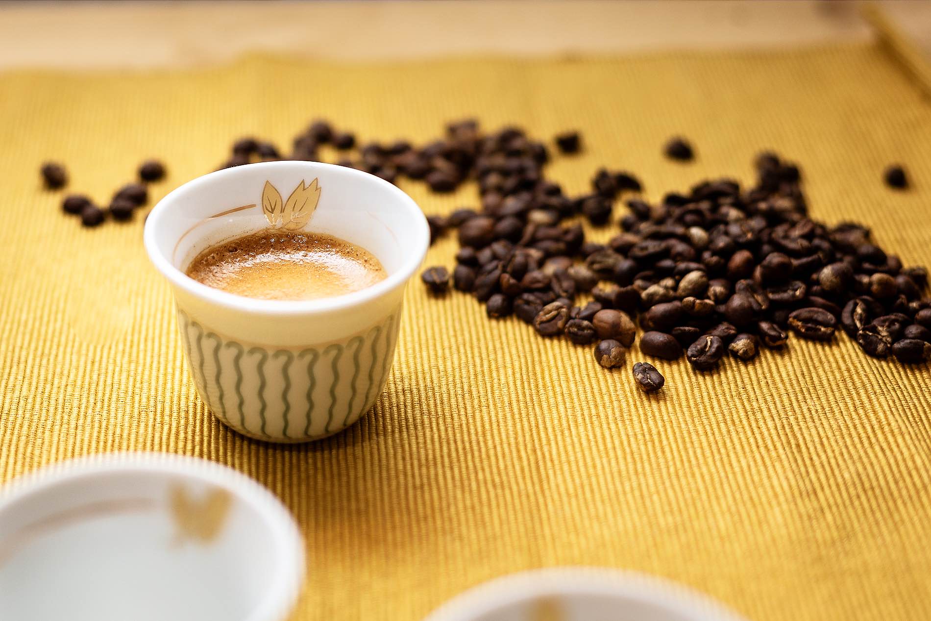 Foto von Kaffeebohnen und einer Mini-Tasse Kaffee